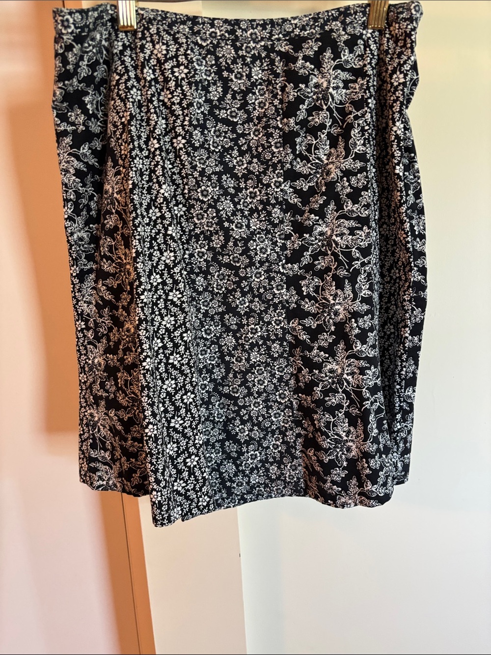 Cute Loft Navy and White Floral skirt